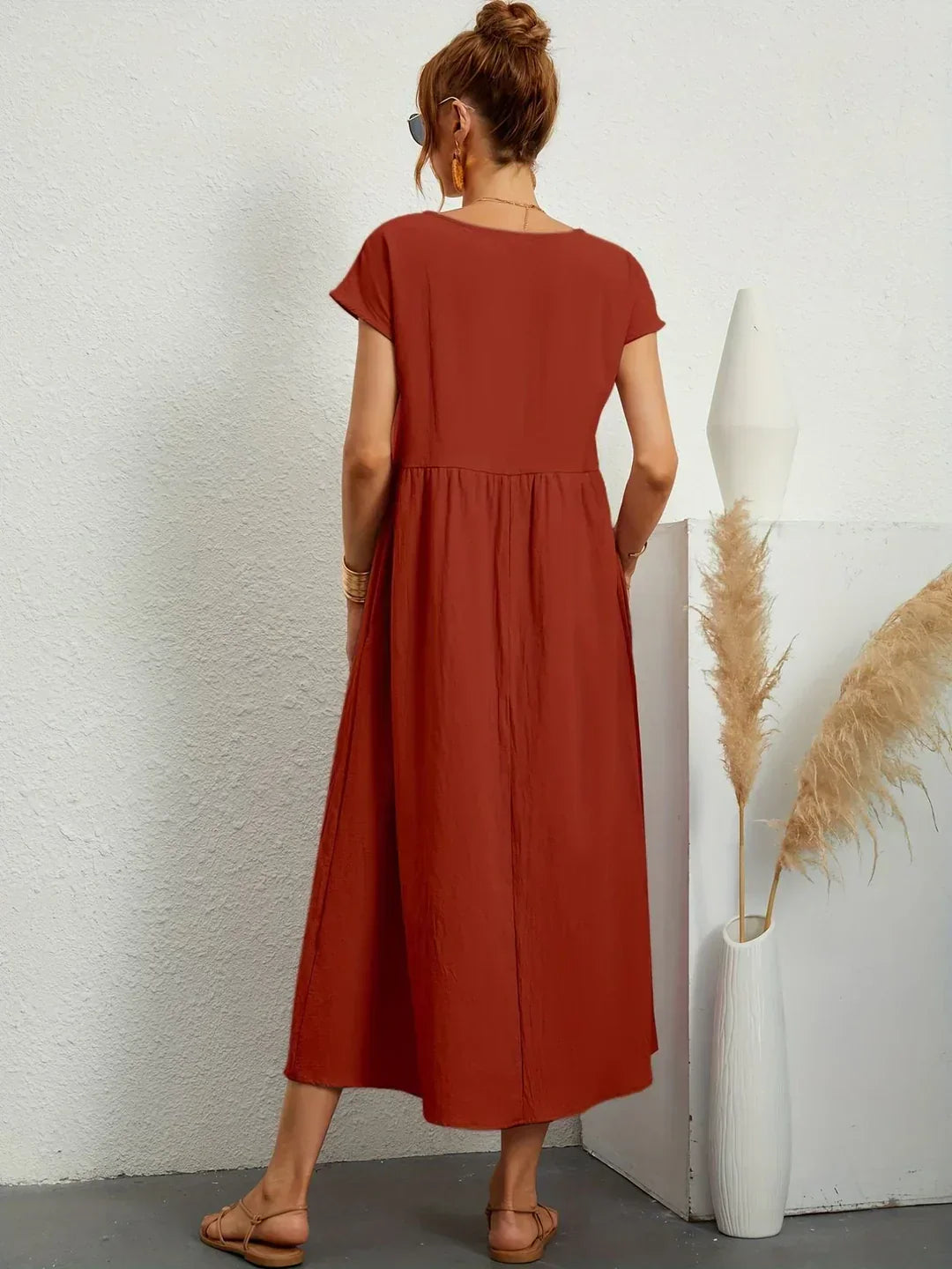 Lana — Midi šaty s plynulým strihom a nadčasovou eleganciou