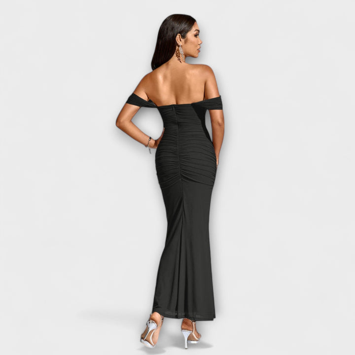 Ione - Bodycon šaty s odhalenými ramenami a nariasením