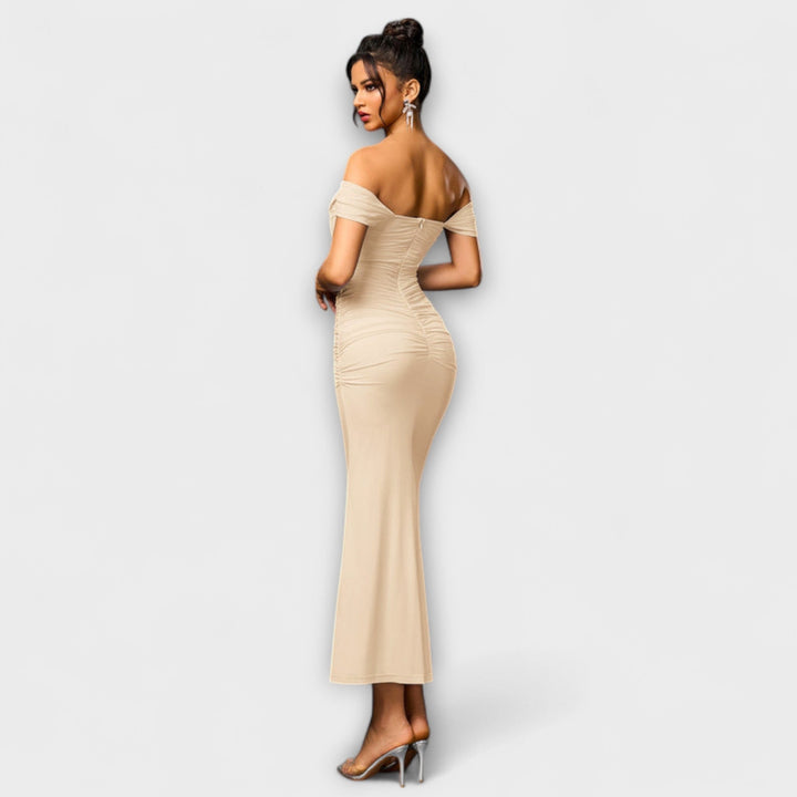 Ione - Bodycon šaty s odhalenými ramenami a nariasením